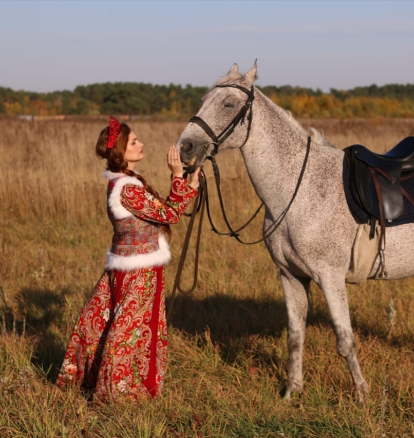 Черноглазая подковала. Чернобровая казачка подковала мне коня. Казачка удалая. Казачка на коне. Чернобровая казачка.