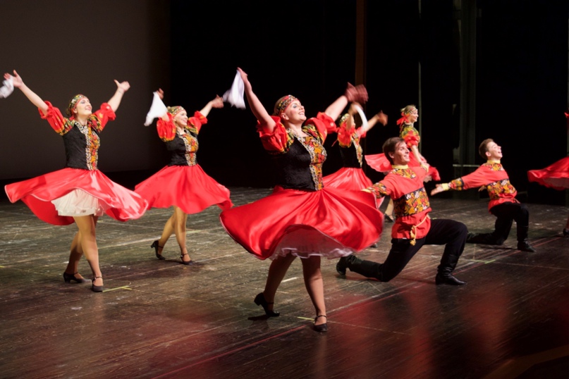 Russian dancing. Культура танцы. Русский танец. Вращения в народном танце. Танцор народных танцев.